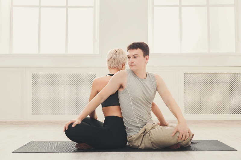 posturas yoga en pareja